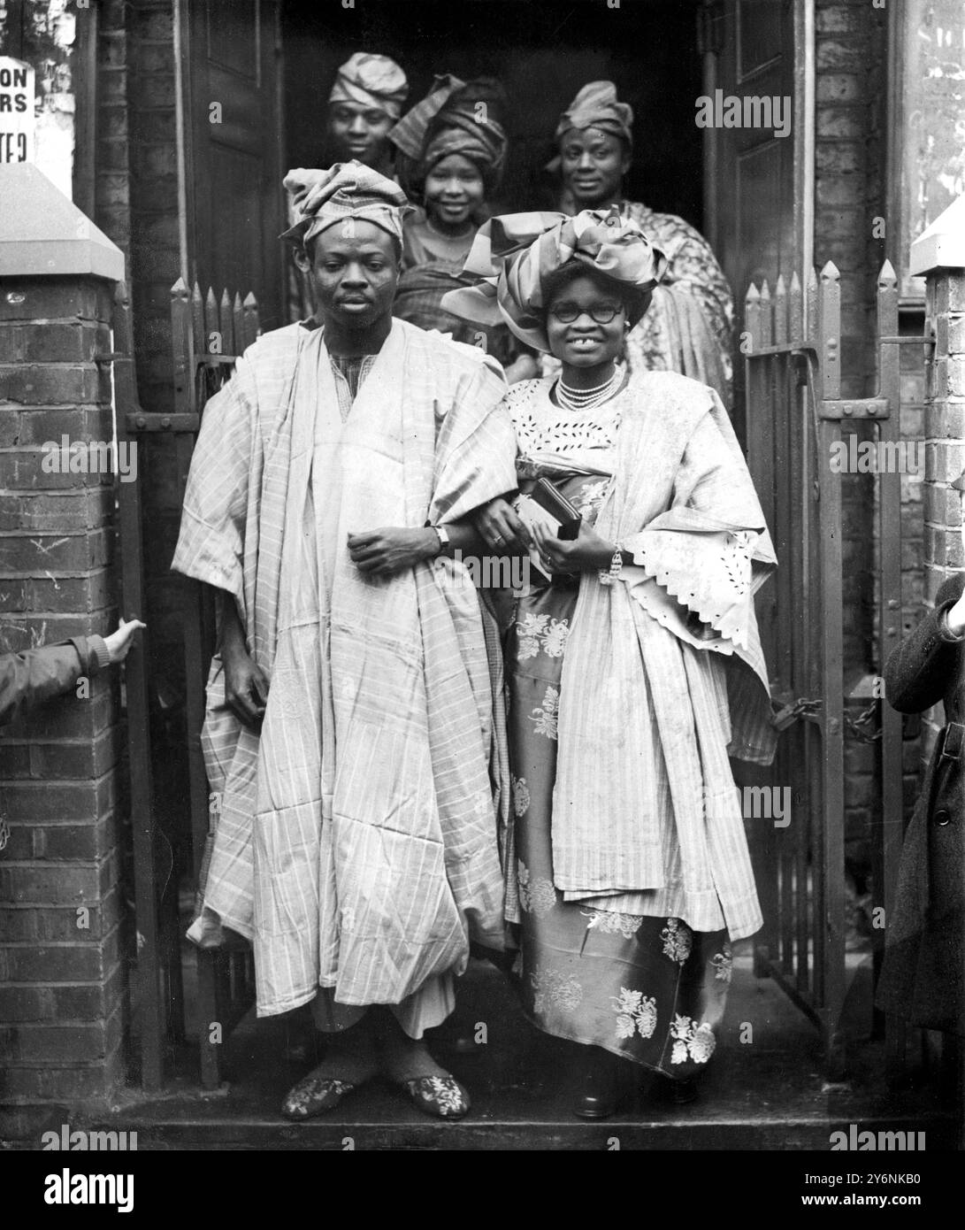 Zwei Nigerianer des Yoruba-Stammes kommen zu ihrer Hochzeitszeremonie in die Kirche. Die Braut ist Mejisola Omodele Coker, eine Lehrerin aus Lagos der Bräutigam ist Jurastudent Samuel Layiwola Durosaro aus Ibadan. Die Hochzeit findet in der Wandsworth Bridge Road Methodist Church London statt. Dezember 1949 Stockfoto