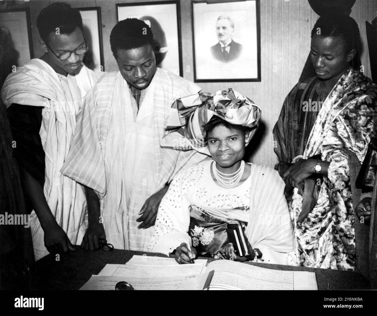Die nigerianische Braut unterzeichnet das Register die Braut ist Mejisola Omodele Coker, eine Lehrerin aus Lagos der Bräutigam ist Jurastudent Samuel Layiwola Durosaro aus Ibadan. Die Hochzeit findet in der Wandsworth Bridge Road Methodist Church London statt. Dezember 1949 Stockfoto