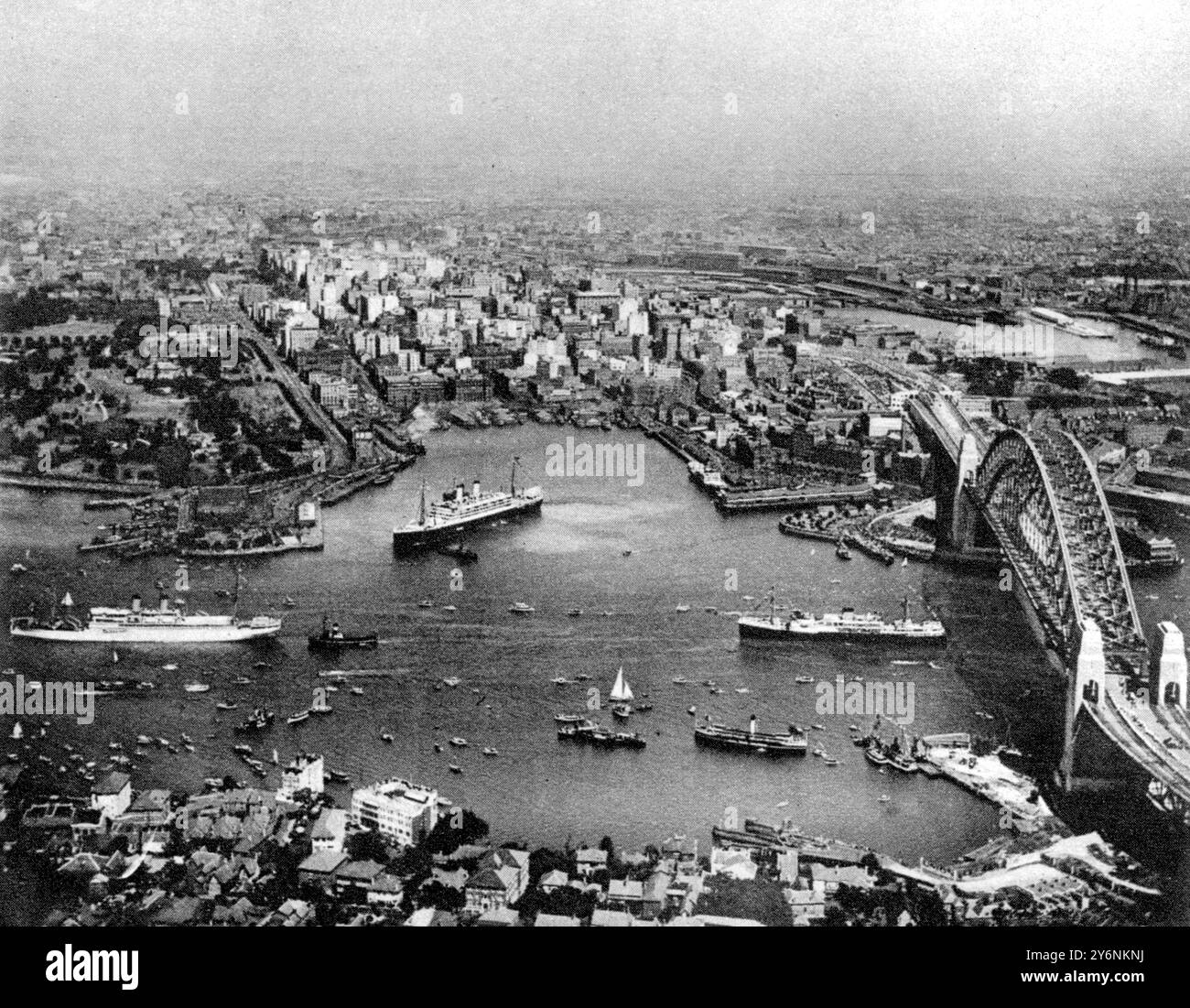 Ein Orient-Liner und die größte Einzelspur im Bdritish Empire: Die Orford fotografierte kurz nach der Überquerung der Sydney Harbour Bridge. 21. Mai 1932. Stockfoto