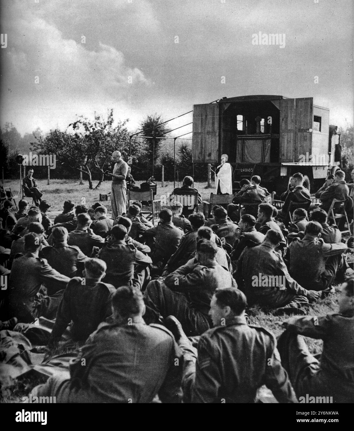 Die erste von vielen fahrbaren Kirchen, die von schweren Lastkraftwagen an der französischen Front angepasst wurden. Montgomery, kurz vor seiner Beförderung als Feldmarschall, las die Lektion in seinem Hauptquartier September 1944 ©2004 Topfoto Stockfoto