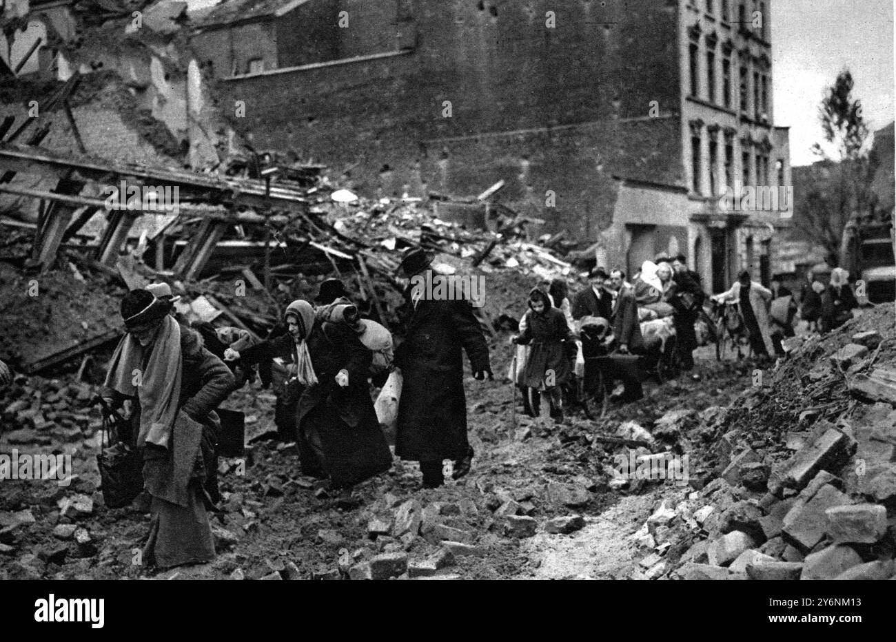 Nur Vergeltung, die deutschen Zivilisten werden zu Flüchtlingen. Deutsche Zivilisten lernen, wie es ist, angesichts einer fortschreitenden Armee Heimat und Besitztümer zu verlieren. Aachen Oktober 1944 ©2004 Topfoto Stockfoto