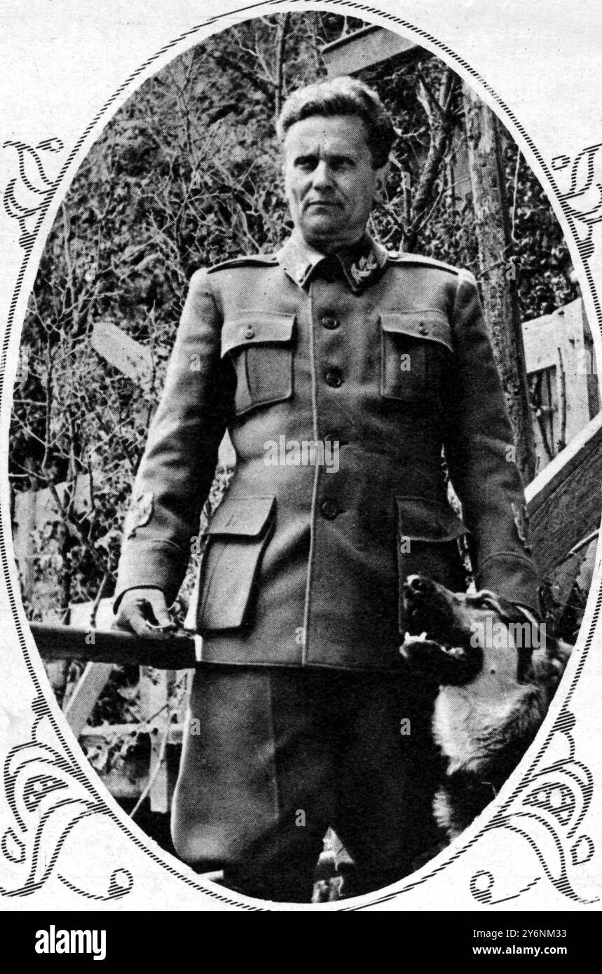 Marschall Tito in seinem Hauptquartier in den Bergen. Ein heldenhafter Führer der jugoslawischen Partisanen. Bei ihm ist sein Lieblingshund, ein deutscher Polizeihund, der auf den Namen Tiger antwortet. Juni 1944 Tito, Josip Broz, Marschall (orig. Josip Broz) kroatischer jugoslawischer Diktator, General und kommunistischer Politiker; 1. Generalsekretär der Kommunistischen Partei Jugoslawiens 1936-1980; Premierminister Jugoslawiens 1945-1953; Präsident Jugoslawiens 1953-1980; Führer der gebündelten Bewegung  1892-1980 ©2004 Topfoto Stockfoto