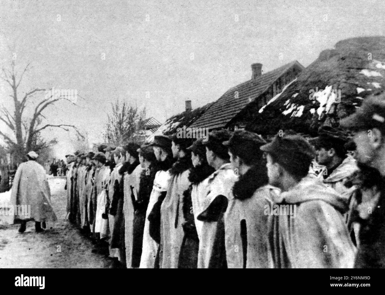 Die polnische Untergrundarmee zeigt einen gut organisierten Widerstand Eine Einheit der polnischen Untergrundarmee im Bezirk Vilno, die letzte Befehle vor einem Angriff erhielt. Beachten Sie die weißen Camouflage-Umhänge. ©2004 Topfoto Stockfoto