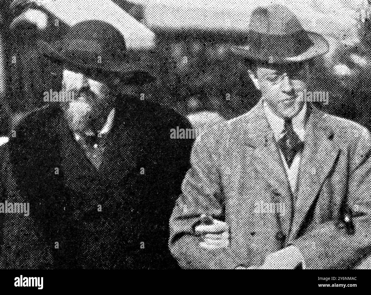 Der verstorbene Herr Joseph Pulitzer. Der blinde amerikanische Journalist und Millionär (links) unter der Leitung seines Sekretärs. 4. November 1911 Stockfoto