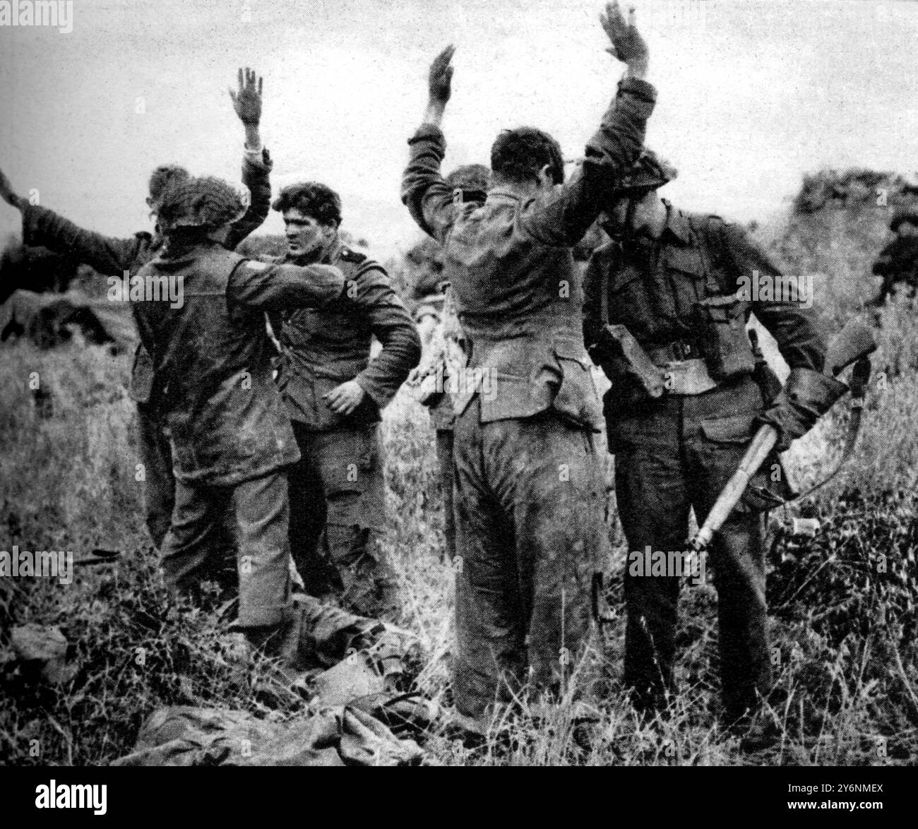 Szenen aus den Kampfzonen britischer und amerikanischer Armeen in der Normandie kanadische Truppen suchten junge deutsche Gefangene auf, die sich ergeben hatten, nachdem das Dorf Gruchy von bitischer Artillerie in der Nähe von Caen gesprengt worden war. Juli 1944 ©2004 Topfoto Stockfoto