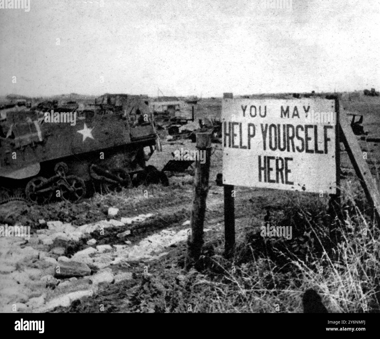 Szenen aus den Kampfzonen britischer und amerikanischer Armeen in der Normandie Eine Deponie für alliierte Panzer, Geschütze und Fahrzeuge, die in den Kämpfen der Normandie beschädigt wurden, wo Truppen sich mit dringend benötigten Ersatzteilen versorgen können. Juli 1944 ©2004 Topfoto Stockfoto