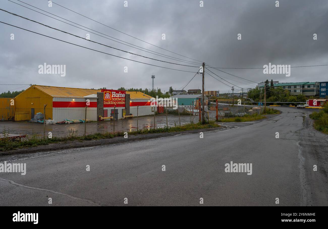 Inuvik, Northwest Territories, Kanada – 30. August 2024: Außenansicht des Home Hardware Stores im Industriegebiet Stockfoto
