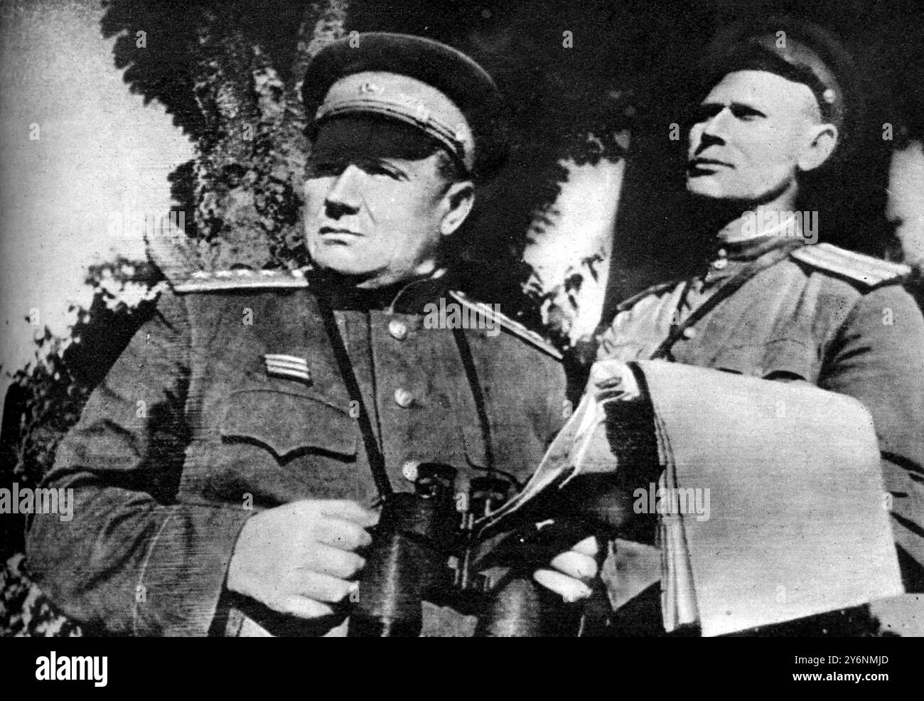 Das C in C der Zweiten Ostfront, deren Truppen auf Riga, Lettland, vorrücken, General A i Yeremenko (links) in seinem Feldhauptquartier, der eine Offensive Operation leitet ©2004 Topfoto Stockfoto