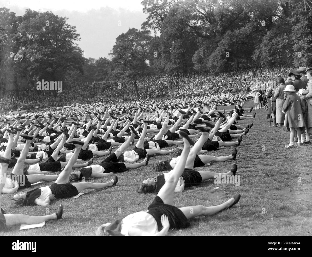 Die Szene im Hyde Park, als fünfzehntausend Mitglieder der Frauenliga für Gesundheit und Schönheit paradierten und eine Präsentation von körperlichen Übungen durchgeführt haben Mai 1935 Stockfoto