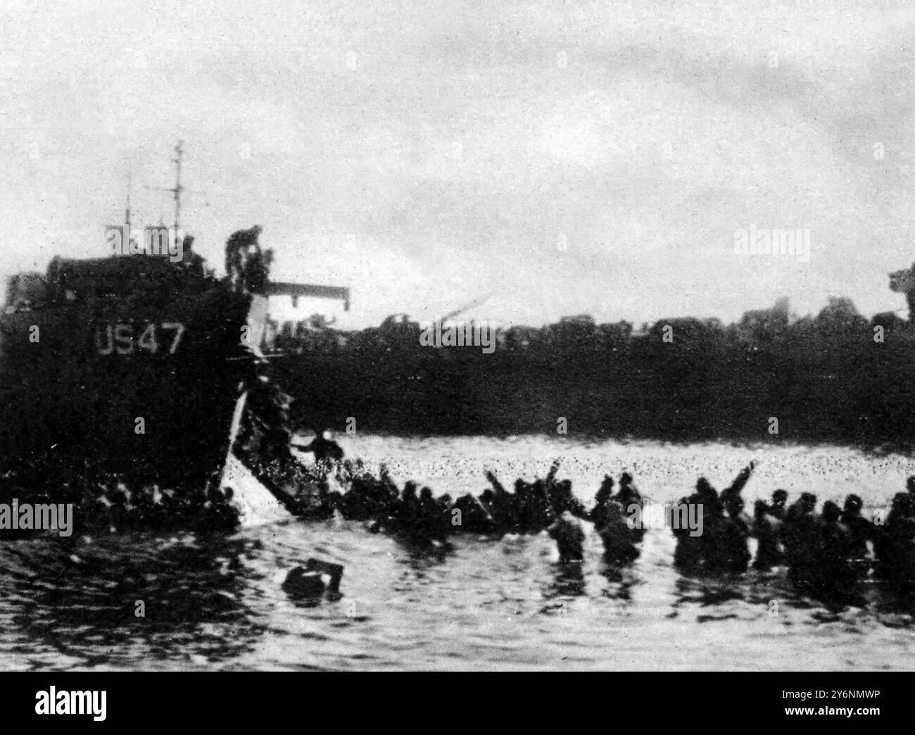 Erste alliierte Landungen in Südfrankreich erste deutsche Gefangene, die leicht gefangen genommen werden konnten, mussten von einem der Strandköpfe August 1944 zu einem LCI-Boot waten. ©2004 Topfoto Stockfoto