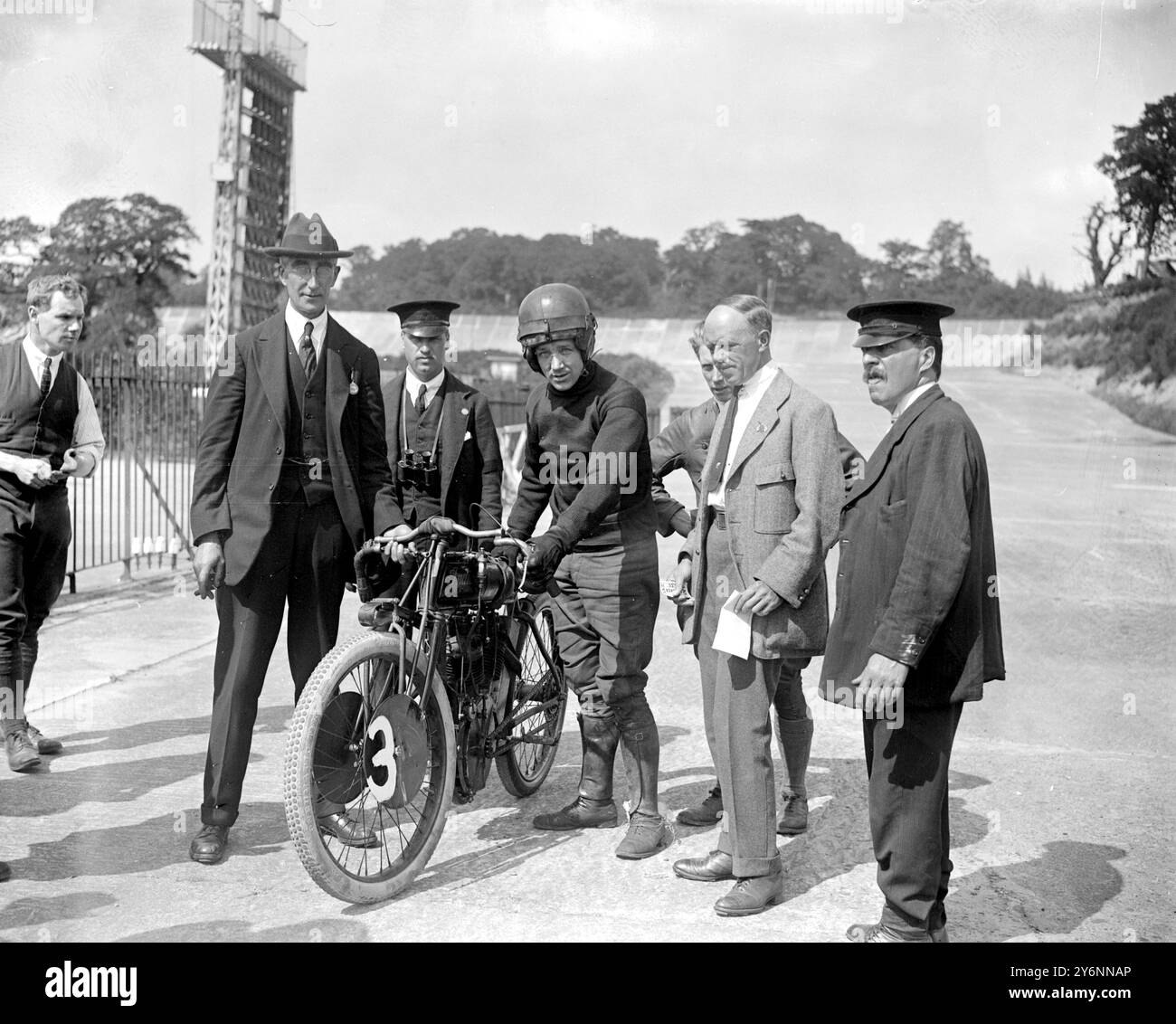 Motorrennen in Brooklands. Herr H. Le Vack, Gewinner des Senior Open Motor Cycle Handicap. Sein Bein war stark verbrannt, weil sein Motor gegen Ende des Rennens Feuer fing. 14. August 1920 Stockfoto