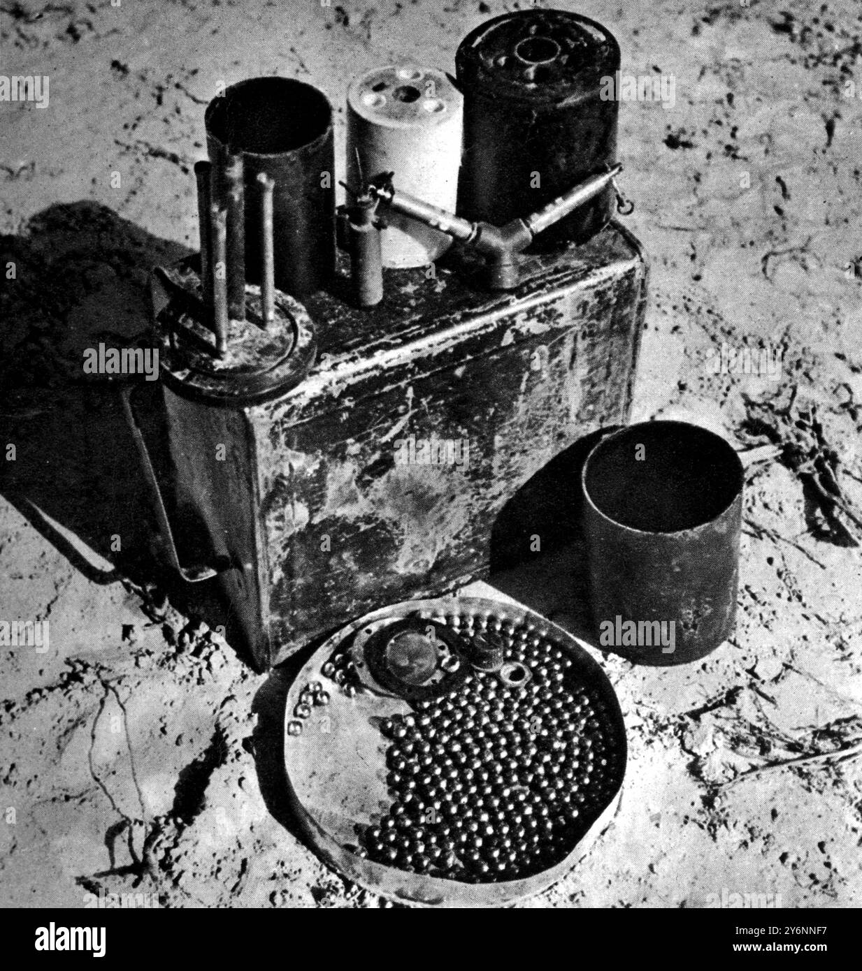 Eine Waffe, die in diesem Krieg in den Vordergrund gerückt ist, die Landmine Eine zerlegte S-Mine, die Metallkugeln sind verstreut, wenn die Mine explodiert, mit tödlicher Wirkung. Februar 1943 ©2004 Topfoto Stockfoto
