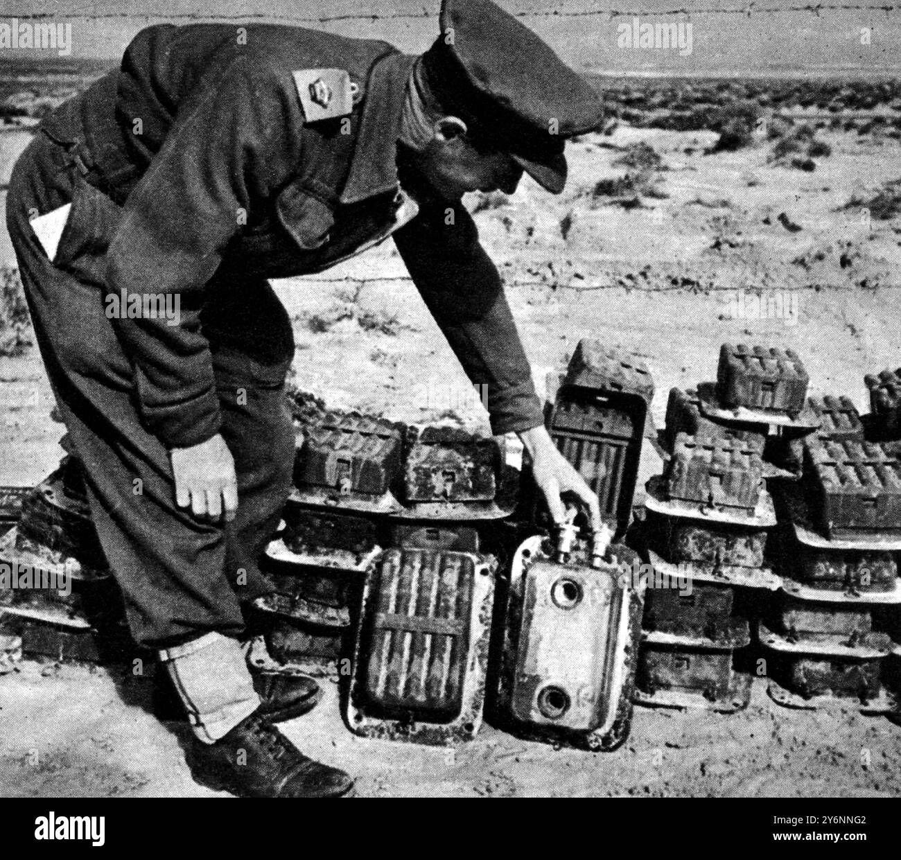 Eine Waffe, die in diesem Krieg in den Vordergrund gerückt wurde, die Landmine, eine andere Art von Mine, die auf einem Flugplatz in der Nähe von Nufilia gefunden wurde. Sie wurden von Sappers entfernt, bevor die RAF hochkam. Februar 1943 ©2004 Topfoto Stockfoto