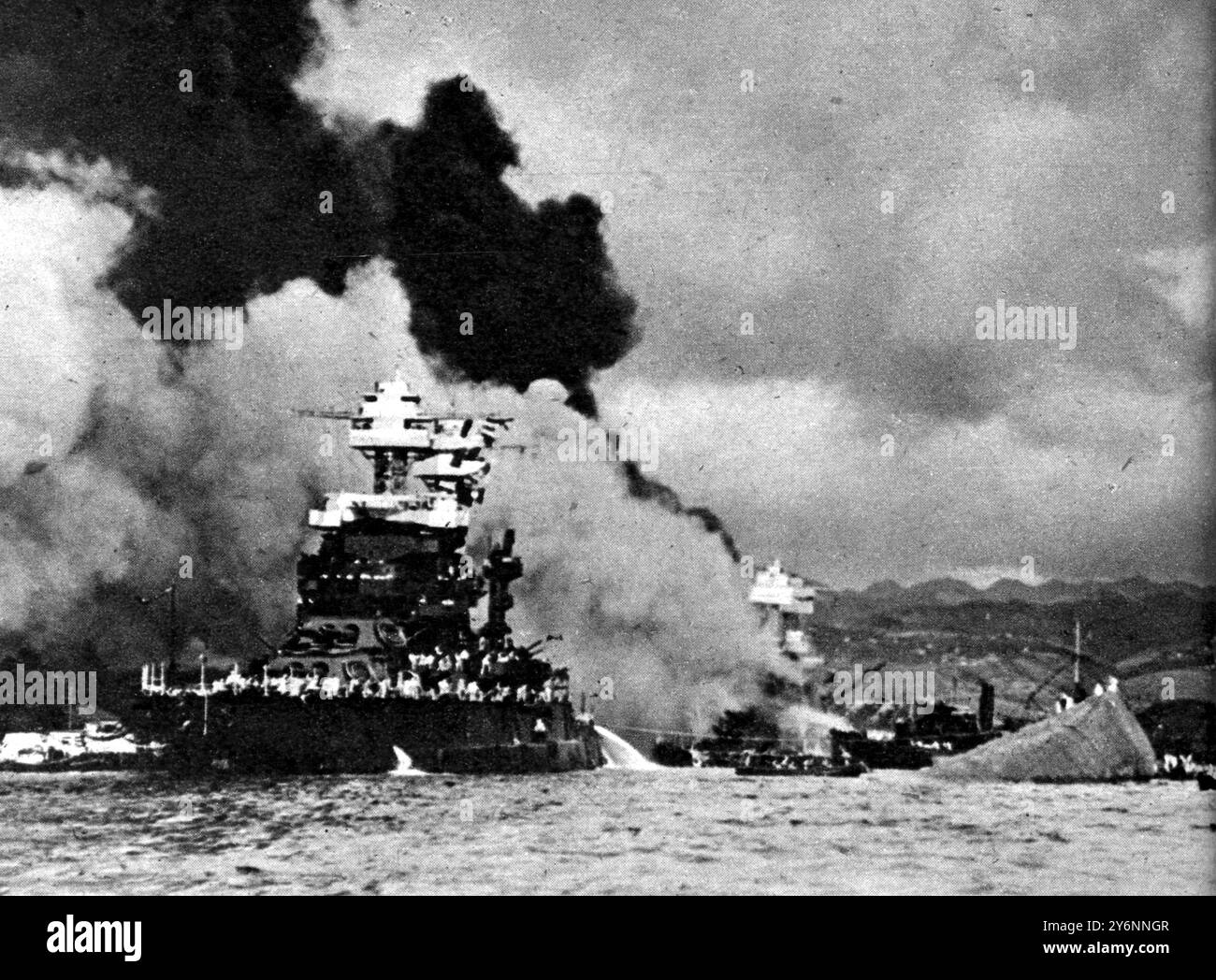 Pearl Harbour 7. Dezember 1941 das US-Schlachtschiff Maryland, das während des Angriffs leicht beschädigt wurde, war eines der ersten Schiffe, die sich der Flotte wieder angeschlossen haben. ©2004 Topfoto Stockfoto