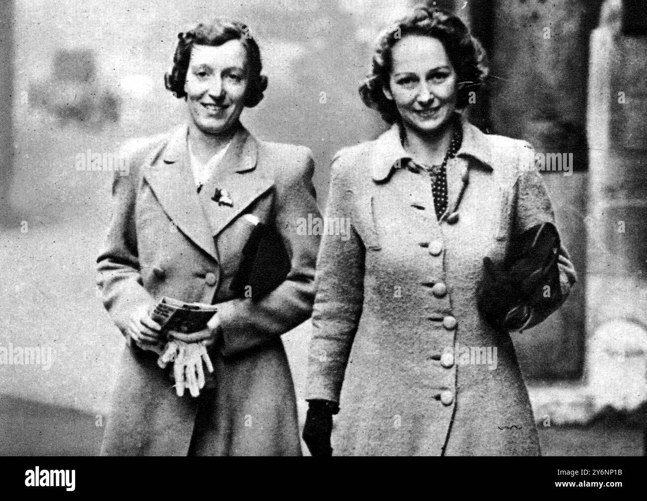 Die ersten Frauen, die auf dem Boden der Londoner Börse in ihrer langen Geschichte zugelassen wurden, Miss Margaret Plenty und Miss Muriel Collins im Oktober 1941 Stockfoto