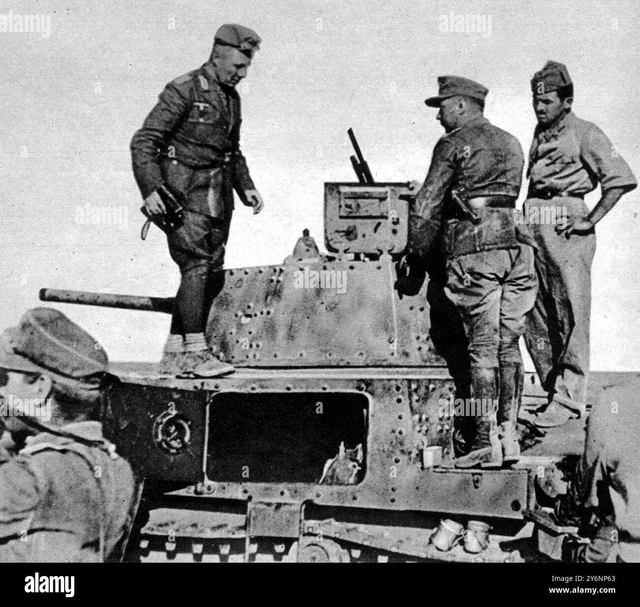 General Rommel Chef des Deutsch-Afrika-Korps, der gerade aus einem Panzer absteigt, nachdem er britische Bewegungen beobachtet hat. Der General ist ein Freund Hitlers und war im November 1941 Chef seines Generalstabs Stockfoto