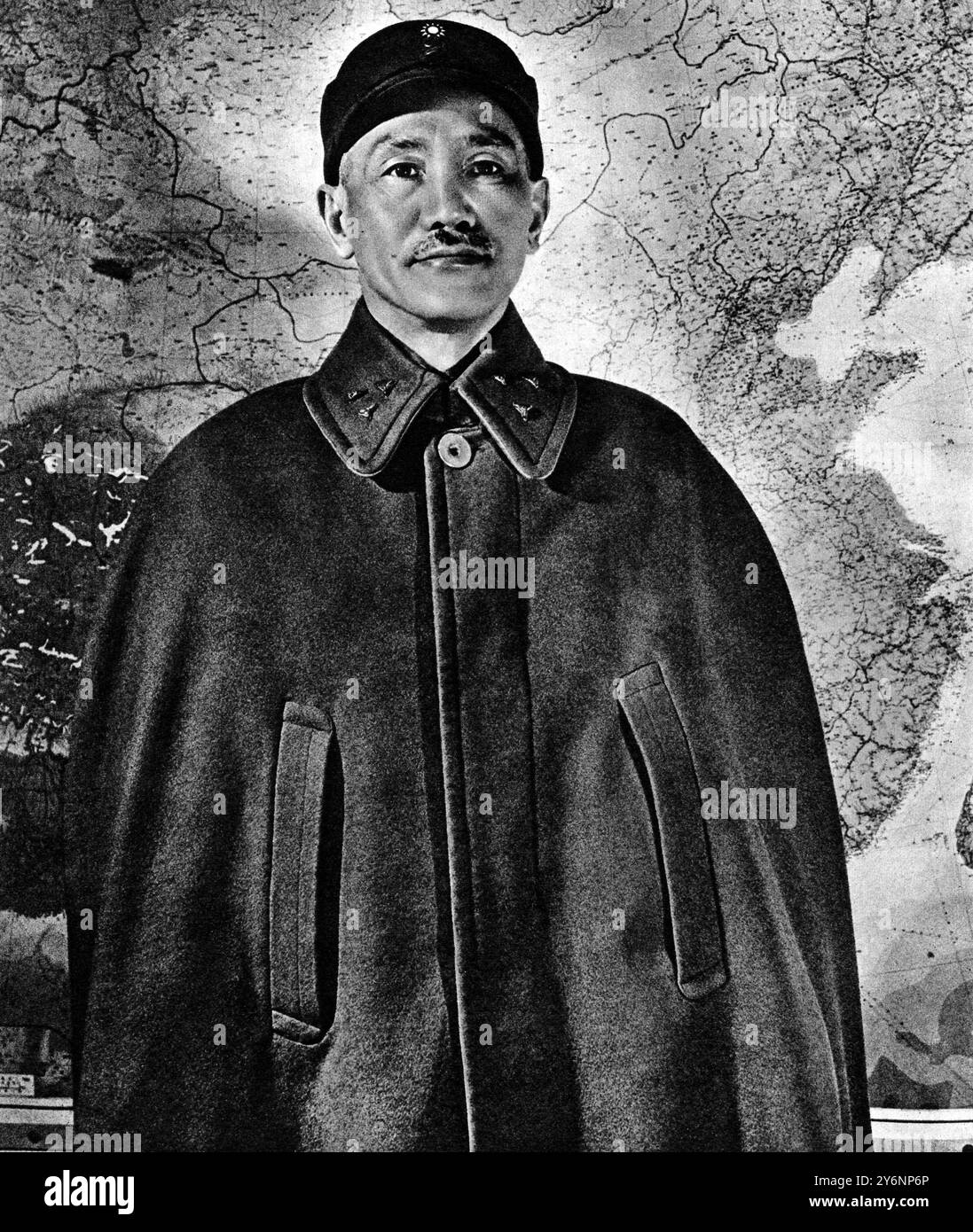General Chiang Kai Shek, der große Anführer der 400 Millionen Menschen, die am 10. Oktober den „doppelten Zehnten“ (30. Jahrestag der Chinesischen Republik) und den chinesischen Sieg auf dem Feld im Oktober 1941 feierten Stockfoto