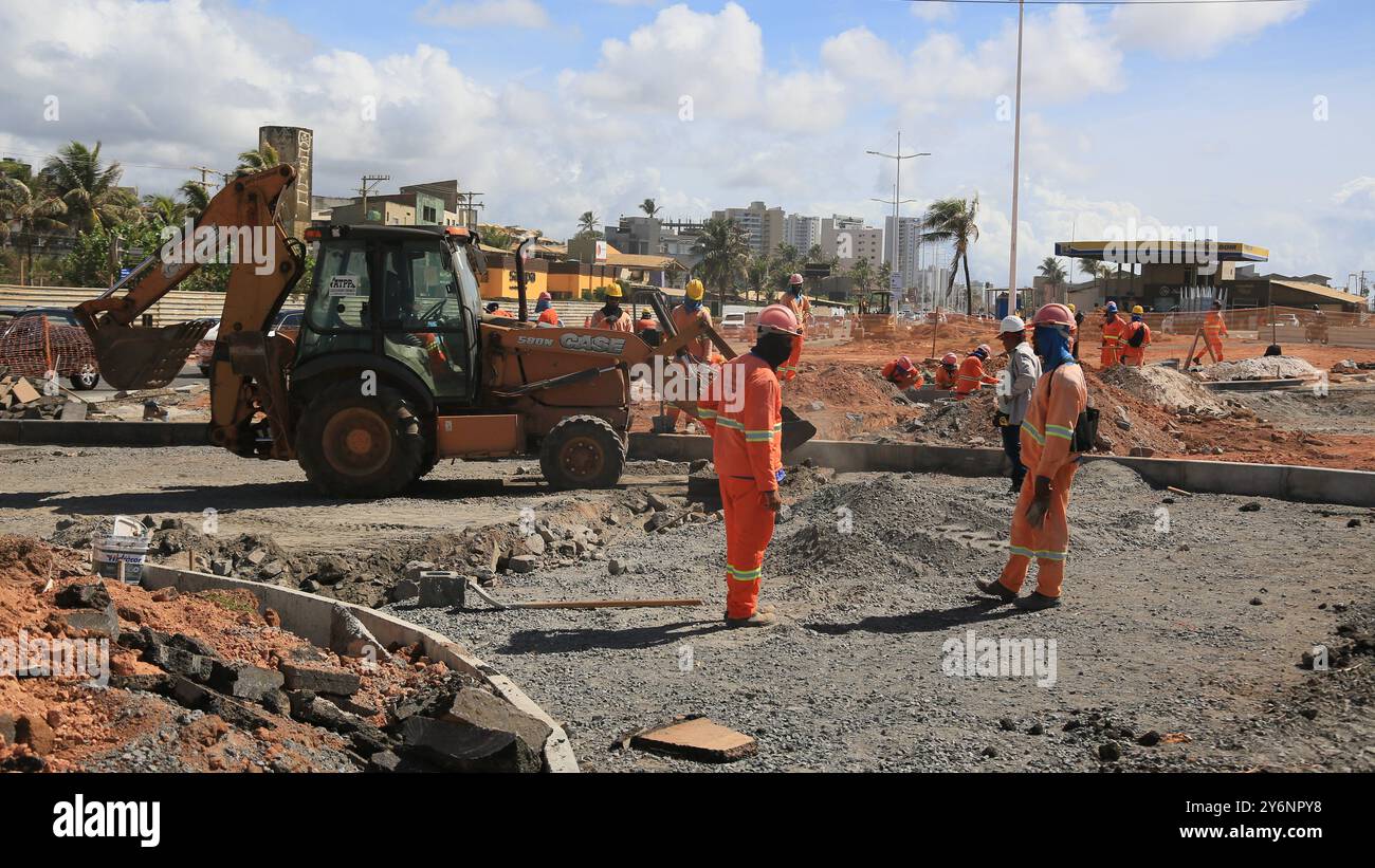 Bauarbeiter salvador, bahia, brasilien - 18. dezember 2023: Arbeiter werden bei Renovierungsarbeiten am Atlantik in der Stadt Salvador gesehen. SALVADOR BAHIA BRASILIEN Copyright: XJoaxSouzax 181223JOA4310021 Stockfoto