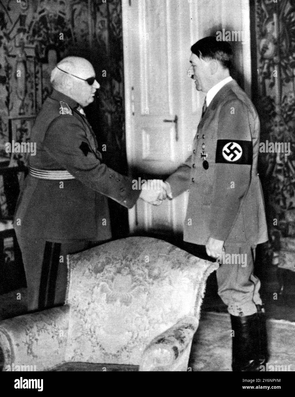 Der Verteidigungsminister im tschechischen Kabinett empfing Herrn Hitler in Prag, den Führer mit General Sirovy auf Schloss Hradschin März 1939 ©2004 Topfoto Stockfoto