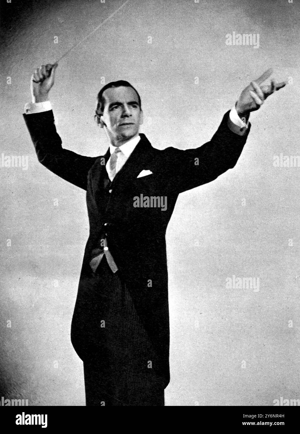 Dr. Malcom Sargent dirigierte das London Philarmonic Orchestra bei der Aufführung von Händels Messias, gegeben von der Royal Choral Society in der Royal Albert Hall Januar 1939 ©2004 Topfoto Stockfoto