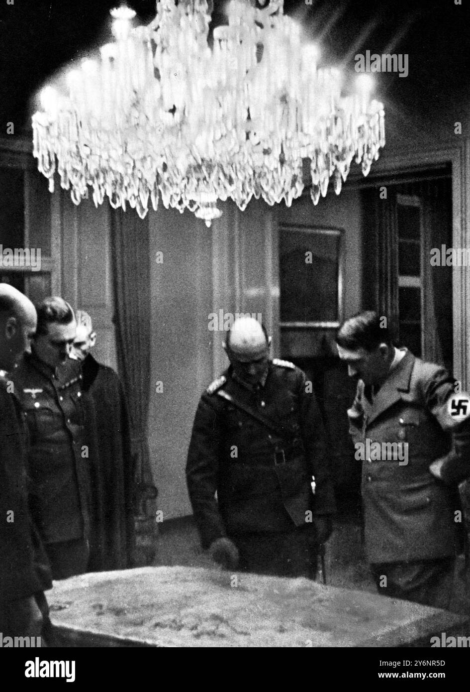 Der Führer studiert eine Landkarte des den Tschechen entrissenen Territoriums Herr Hitler ersetzt die Selbstbestimmung als Vorwand für die Besetzung der tschechischen Provinzen, der führer berät mit General Blaskowitz in Prag März 1939 ©2004 Topfoto Stockfoto Der Führer studiert eine Landkarte des den Tschechen entrissenen Territoriums Herr Hitler ersetzt die Selbstbestimmung als Vorwand für die Besetzung der tschechischen Provinzen, der führer berät mit General Blaskowitz in Prag März 1939 ©2004 Topfoto Stockfoto