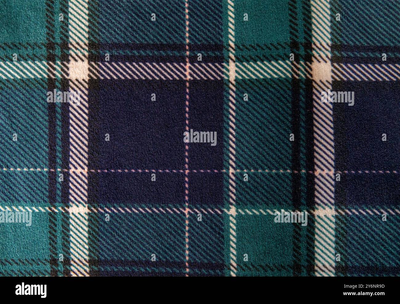 Grün-blaues, kariertes Textilgewebe mit Schottenmuster als Hintergrund. Draufsicht. Stockfoto