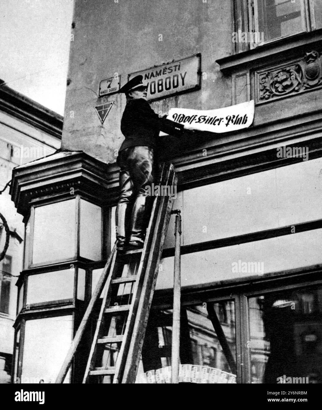 Die deutsche Annexion Mährens: Ereignisse in der Hauptstadt Brünn. Der Freiheitsplatz wird zu Adolf-Hitler-Platz, ein Beamter, der den Namen des Hauptplatzes in Brünn, der Hauptstadt der tschechischen Provinz Mähren, nach der deutschen Besatzung im März 1939 änderte ©2004 Topfoto Stockfoto