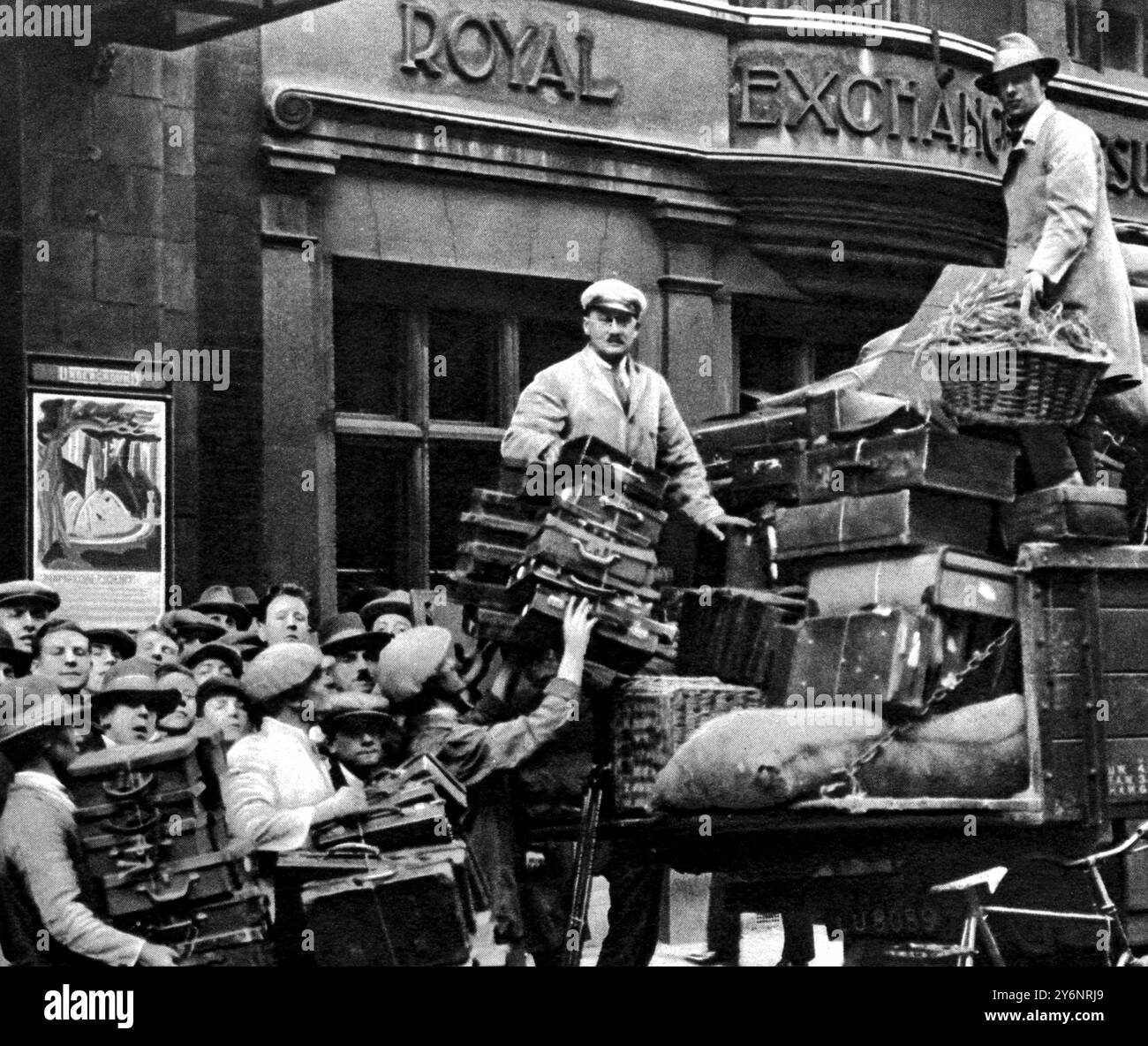 Vergesslichkeit von Tausenden: Wie London, die Abwesenden, die Büros für verlorene Immobilien beschäftigt hält. Stapel von Attache-Koffer Taschen und Körbe werden für das London Transport Lost Property Office im März 1938 gesammelt Stockfoto
