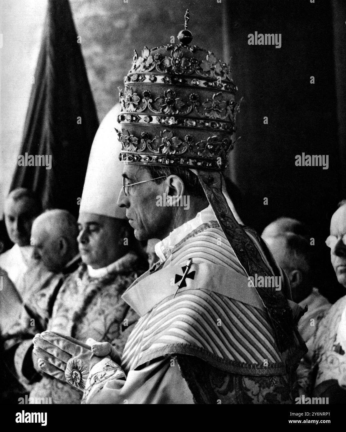 Gekrönt mit dem dreifachen Diadem als Fürstenvater, Herrscher der Welt und Vikar Christi, Papst Pius XII. Auf dem Balkon des Petersdoms nach seiner Krönung im März 1939 ©2004 Topfoto Stockfoto