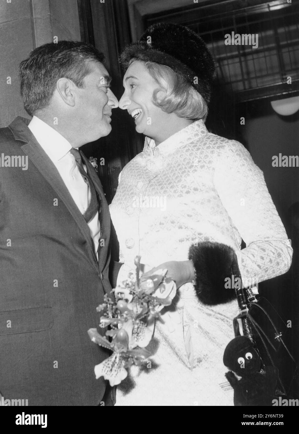 Der britische Schauspieler und Komiker Tony Hancock heiratete heute den Public Agent Freddie Ross im Marylebone Registry Office. Dezember 1965 Stockfoto