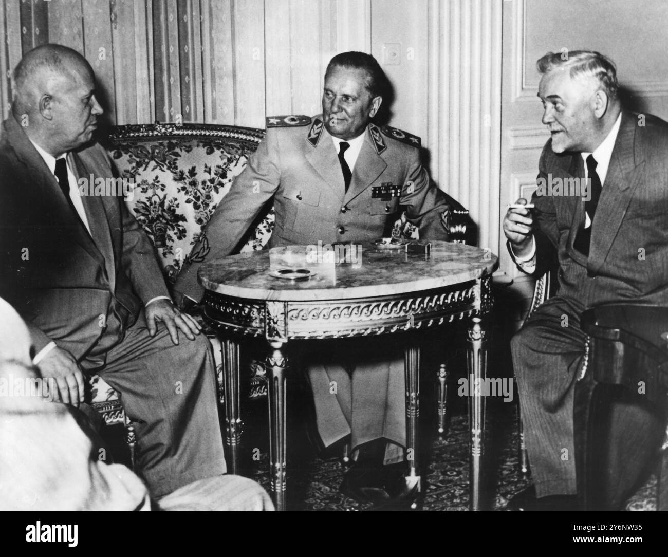 Marschall Tito in seiner Belgrader Residenz, dem Weißen Palast, unterhielt sich mit Nikita Chruschtschow (links) und dem sowjetischen Premierminister Nikolai Bulganin. Mai 1955 ©Topfoto Stockfoto