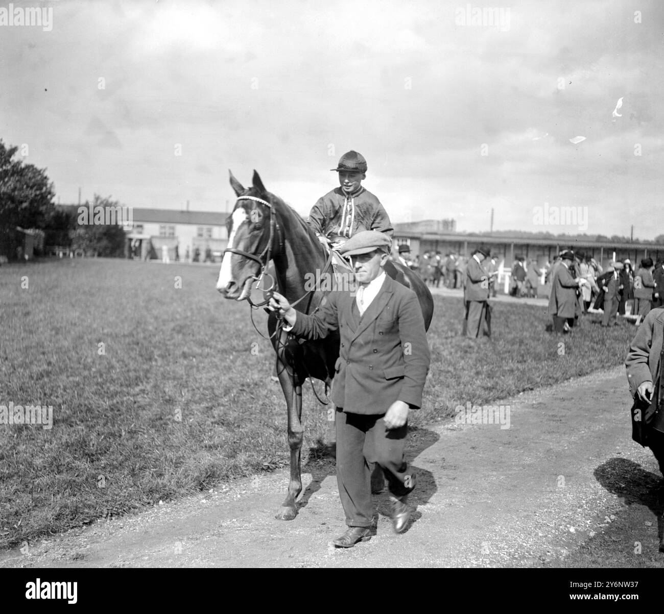 Junge Jockey von Eleven. Ian Martin, der in Newbury fuhr, ist ein Sohn von Mr. E. Martin, dem Trainer von Ogbourne. Martins geht zum Rennen. 24. September 1927 Stockfoto