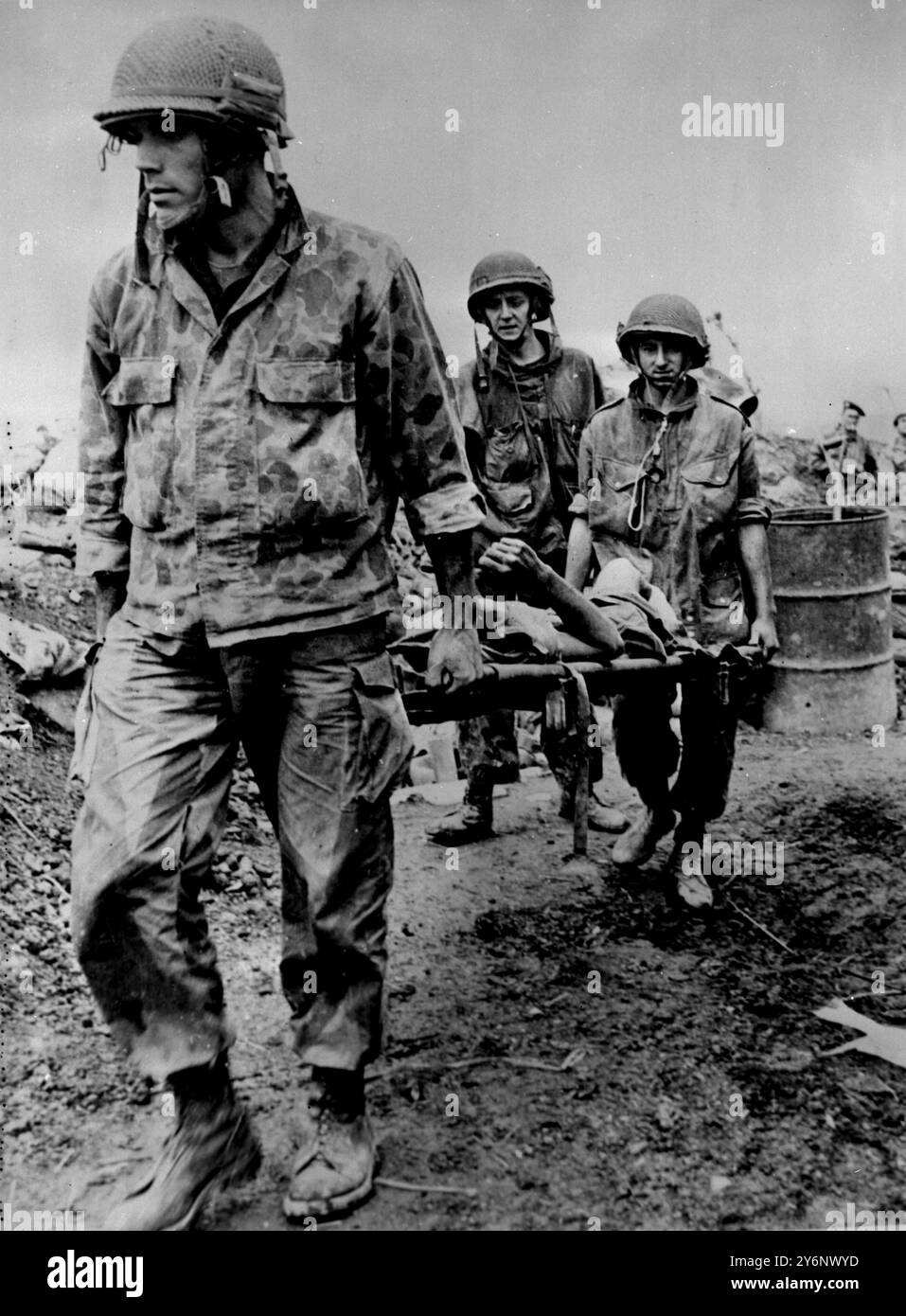 Die kommunistischen Armeen halten inne, bevor ihr zweiter Angriff auf die französische Festung Dien Bien Phu in Indochina abgewehrt wurde, und die kommunistischen Viet Minh halten immer noch ihren zweiten Angriff ab, der nach Ansicht des französischen Oberkommandos jederzeit ausgelöst werden könnte. Auf seiner wöchentlichen Pressekonferenz in Washington sagte Präsident Eisenhower den Sieg der tapferen Truppen der französischen Union voraus. Fallschirmjäger, die innerhalb des Perimeters abgesetzt wurden, um die zahlenmäßig unterlegenen Verteidiger zu verstärken, helfen dabei, die Stürme einzuschleusen Stockfoto