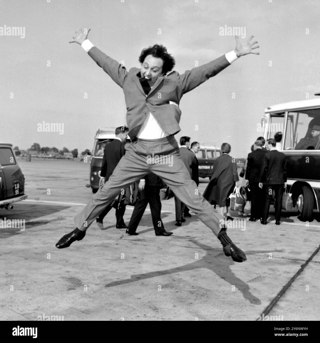 London: Der Komiker Ken Dodd springt kurz nach seiner Ankunft aus Liverpool in die Luft. 20. September 1965 Stockfoto
