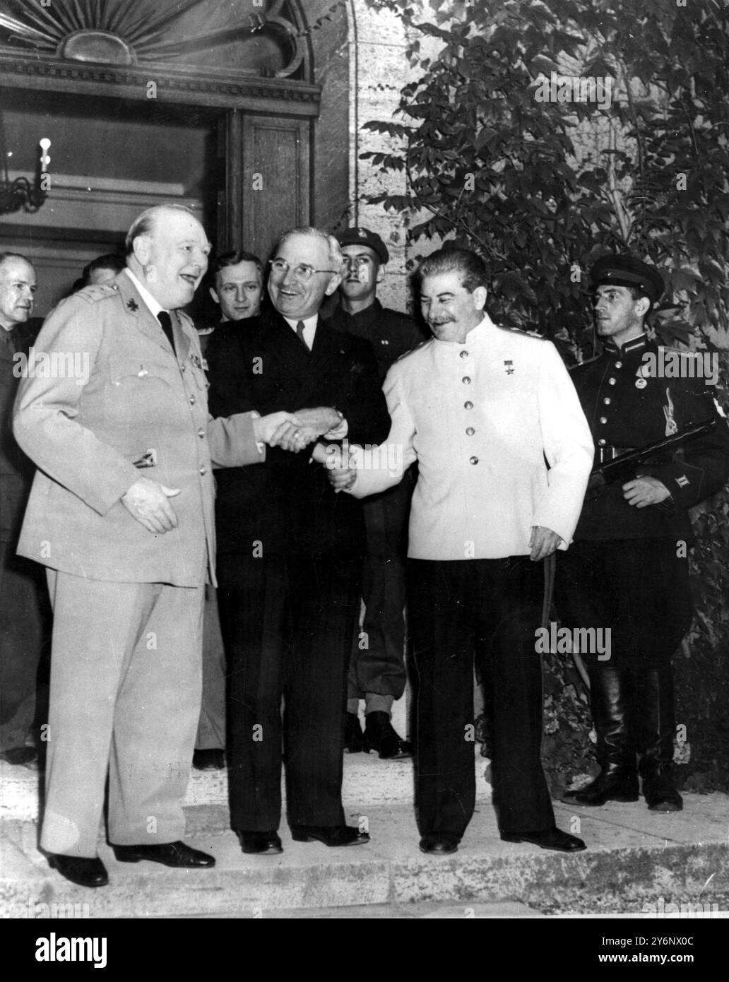 Potsdam Handshake Three Way Handshake Joseph Stalin Präsident Truman Churchill 1945 Stockfoto