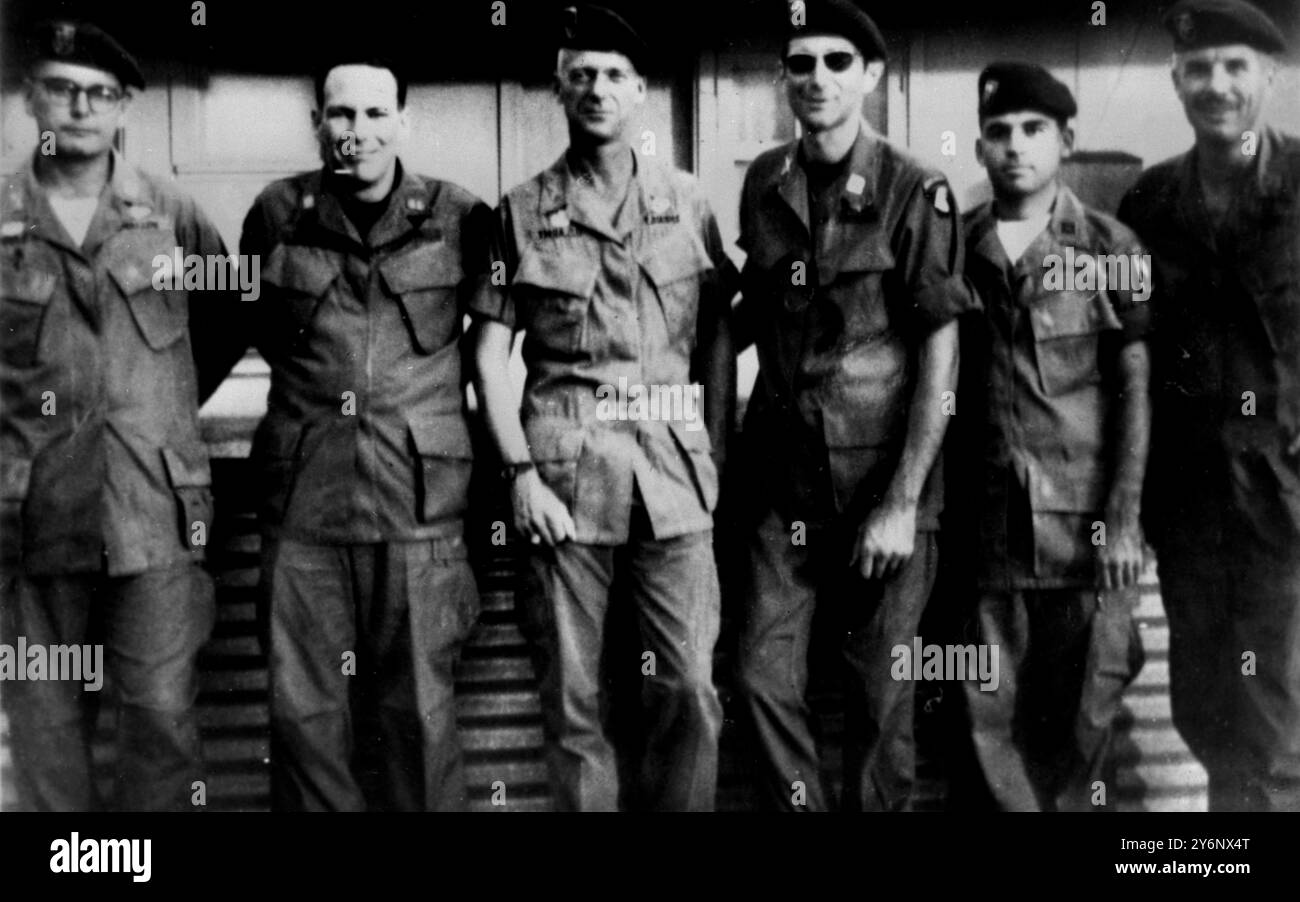 Captain Robert F Marasco (dritter links) schickte dieses Foto von sich und fünf anderen Green Berets, die wegen Mordes an vietnamesischem Zivilisten angeklagt wurden, seinen Eltern Frank Narasco aus Bloomfield am 9. Oktober 1969 Stockfoto