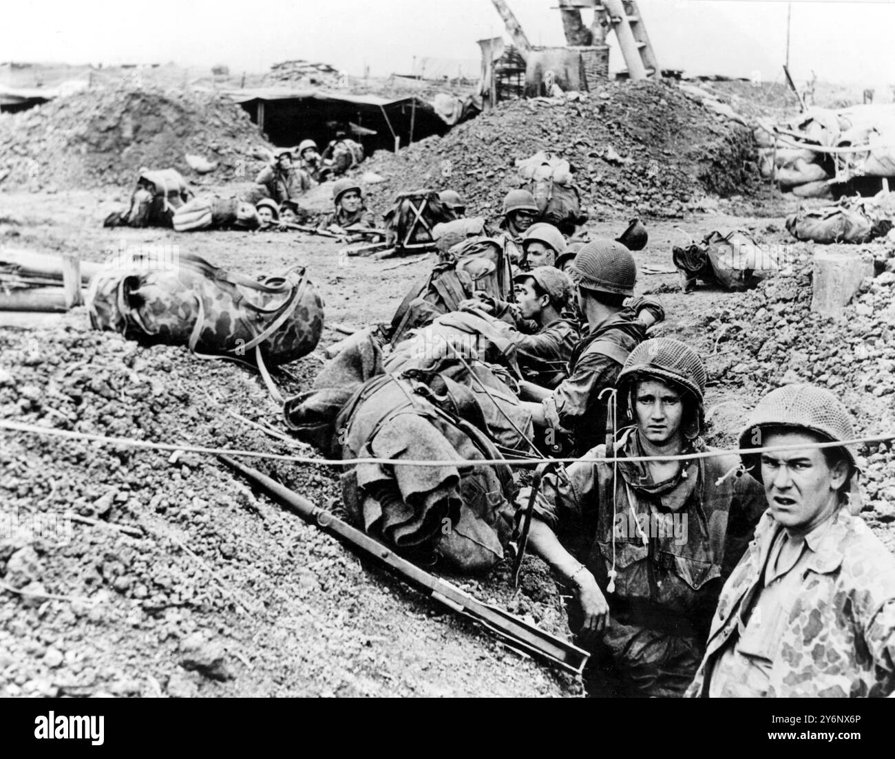 Schwere Kämpfe um die französische Festung in Indochina der anfängliche Angriff der Viet Minh, die isolierte französische Festung Dien Bien Phu zu Spalten, scheiterte, aber in Indochina wird immer noch von bitteren Kämpfen berichtet. Die Rebellenkräfte haben schwere Verluste erlitten, aber Luftverstärkungen werden dringend benötigt. Foto zeigt: Zwischen den selbstmörderischen Angriffswellen ruhen die Verteidiger in den vorderen Gebieten aus, während sich die Rebellen neu gruppieren. Herumlaufen sind Behälter, die mit Vorräten mit Fallschirmen hineingeworfen wurden. März 1954 Stockfoto