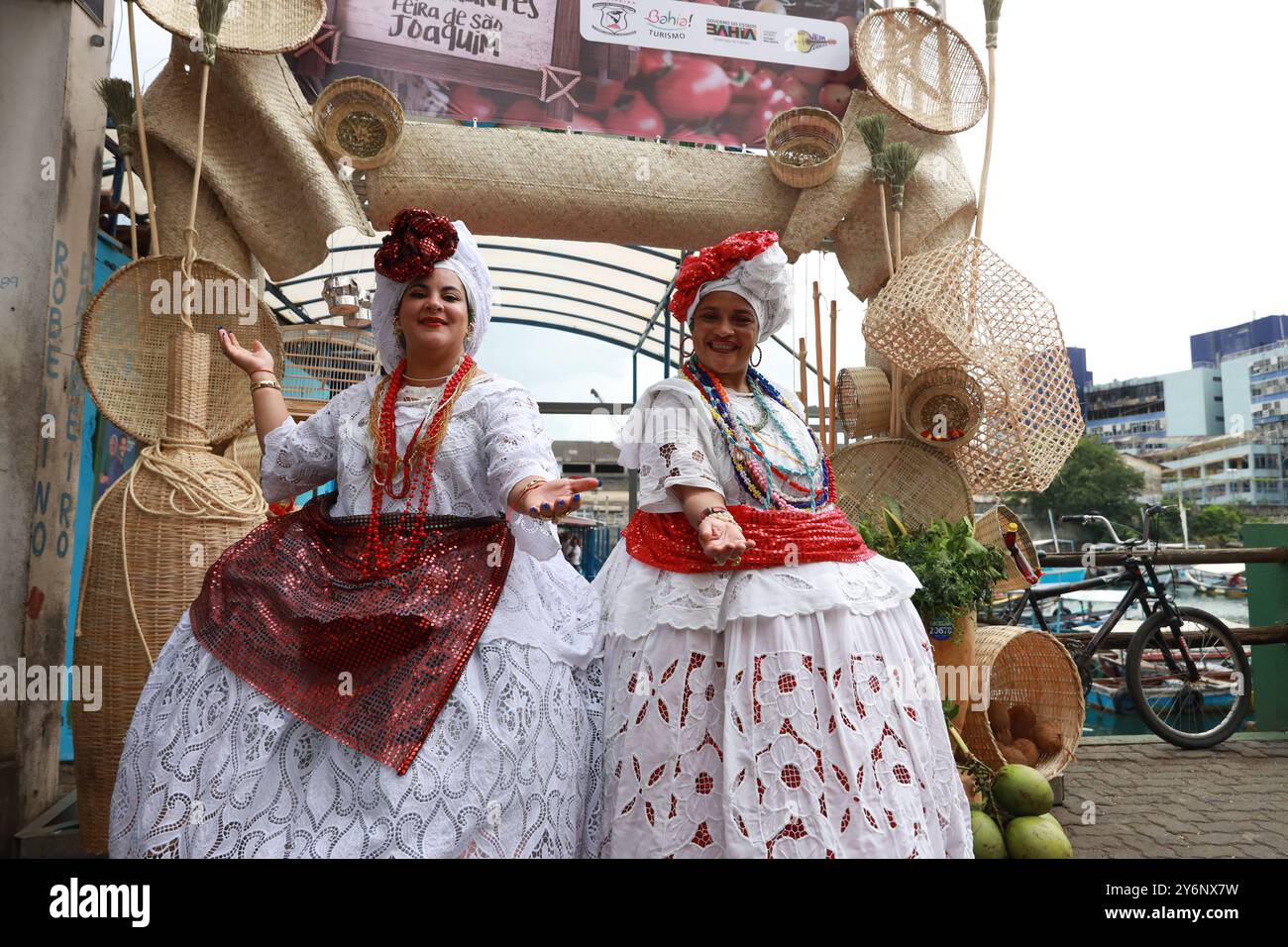 Typische Kleidung aus bahia salvador, bahia, brasilien - 25. september 2024: Frauen tragen typische bahianische Kleidung in der Stadt Salvador. SALVADOR BAHIA BRASILIEN Copyright: XJoaxSouzax 250924JOA024 Stockfoto