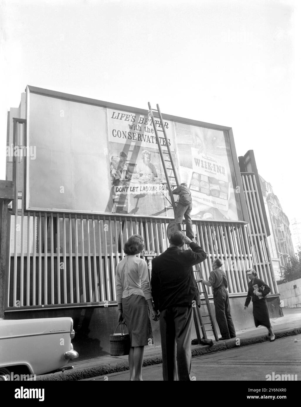 London: Eines der ersten Wahlkampfplakate, das in der Arthur Street feststeckt. September 1959 Stockfoto