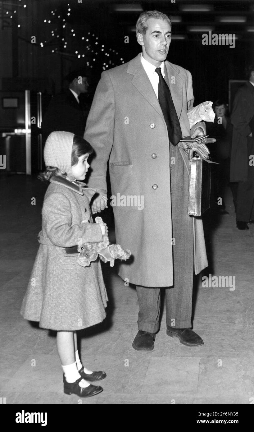 Anthony Montague-Browne, Privatsekretär von Sir Winston Churchill bei der vierjährigen Tochter Jane des hsi am Flughafen London, 4. März 1958 Stockfoto