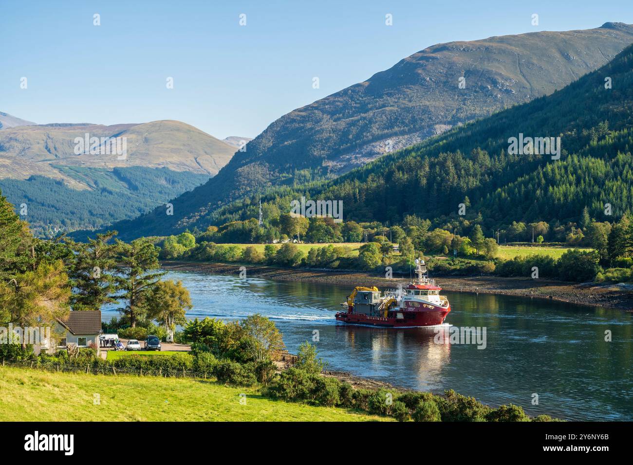 Blick von der Ballachulish Bridge den Loch Leven hinunter in Richtung Glencoe, Schottland, Großbritannien Stockfoto