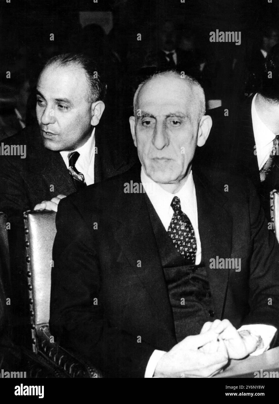 Dr. Mohammed Mossadeq, Premierminister von Persien, wurde im Gerichtssaal des Friedenspalastes in den Haag während seiner mündlichen Verhandlung des anglo-persischen Ölstreits vor dem Internationalen Gerichtshof dargestellt. Die Angelegenheit, die jetzt dem Gerichtshof anhängig ist, liegt in ihrer eigenen Zuständigkeit für die Verhandlung des Falls. Die Perser, angeführt von Mossadeq, argumentieren, dass das Gericht am 10. Juni 1952 nicht zuständig sei Stockfoto