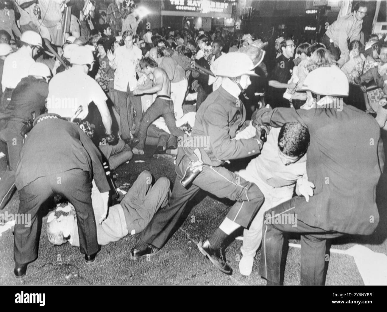 Die Polizei von Chicago und Demonstranten gegen den Vietnamkrieg vermischen es auf der Michigan Avenue, als die Anti-war-Demonstranten die Versammlung der Demokratischen Partei in der dritten Nacht in Folge belagerten. August 1968 Stockfoto