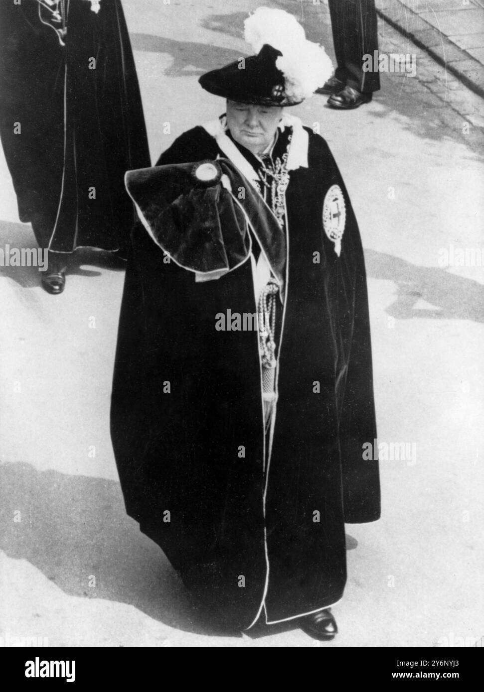 Churchill in zeremonieller Kleidung für seinen Eintritt in die Zeremonie des Garterordens. 1954 Stockfoto