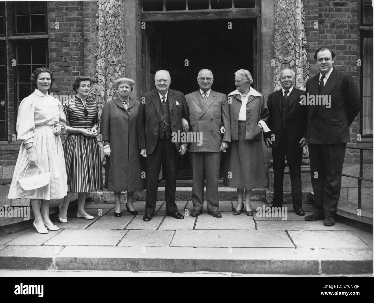 Lord Beaverbrook ist hier in der Gruppe zu sehen, als der ehemalige US-Präsident Harry Truman im Juni 1956 Sir Winston Churchill in Chartwell, Westerham, Kent besuchte: Sir Winstons Töchter Mary und Sarah, Mrs Harry Truman, Sir Winston Churchill Mr Truman Lady Churchill Lord Beaverbrook und Captain Christopher Soames Schwiegersohn von Sir Winston. Juni 1956 Stockfoto