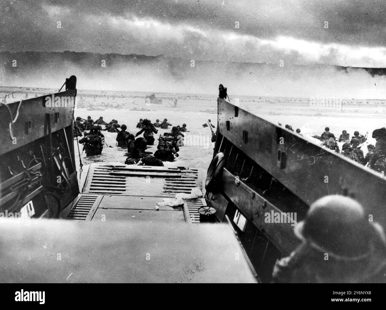 US-Truppen, die während der D-Day Invasion Frankreichs am 6. Juni 1944 von einem Landungsboot an Land waten. Stockfoto