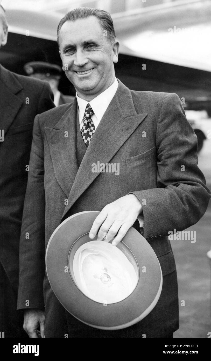 Johannes Strijdom Premierminister von Südafrika kommt am Flughafen London von Johannesburg zur Eröffnung der Commonwealth Premierministerkonferenz am Mittwoch an, bei der er verspricht, eine der umstrittenen Zahlen am 24. Juni 1956 zu sein Stockfoto