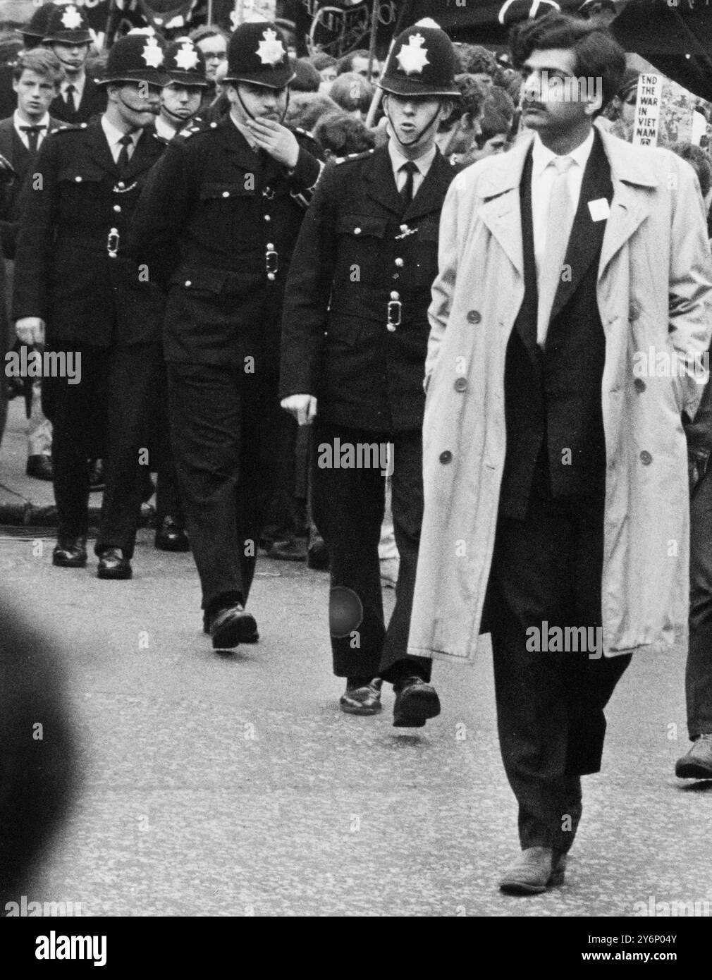 Eine weitere Demonstration zum Ende des Krieges in Vietnam in London. Etwa 500 Jugendliche marschierten zu einem Treffen auf dem Trafalgar Square und machten sich dann wieder auf den Weg zur US-Botschaft, um eine Protestnote gegen die amerikanische Aktion in Vietnam abzugeben. Die Proteste am Sonntagabend wurde von der Jugendkampagne für nukleare Abrüstung organisiert. - 5. Juli 1965. Demo wurde von dem Moustachioed Tariq Ali (* 1944 in Lahore, Pakistan, damals britisch regiert Indien) geleitet Stockfoto