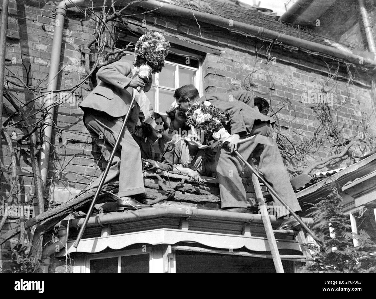 Alte Hocktide Custom beobachtet in Hungerford: Tutti-Männer fordern ihren Tribut an Küssen während des Festivals in Hungerford. 5. April 1932 Stockfoto