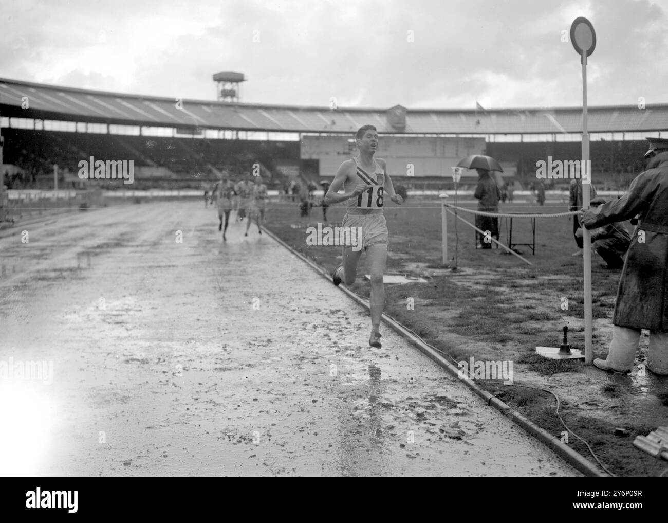 Das Ziel im White City Stadium des One Mile Events, 1. Wes Santee aus den USA, 2. J. Montez aus den USA und 3. J. Disley aus Great Britian. August 1952 Stockfoto